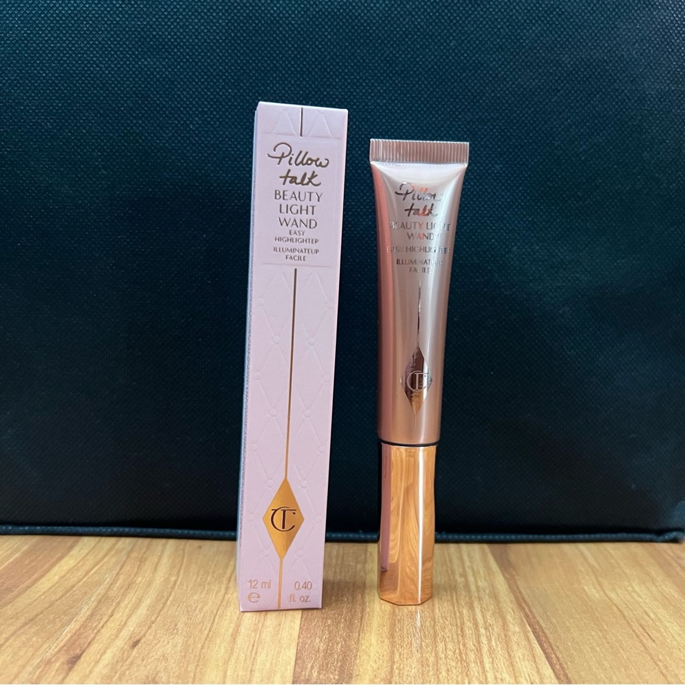 CHARLOTTE TILBURY BEAUTY LIGHT
WAND - PILLOW TALK